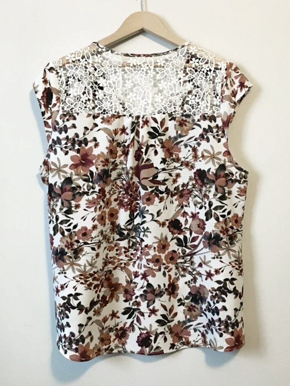 Cleo Floral Metal T-Clasp Chain & Lace Sleeveless Blouse Large
